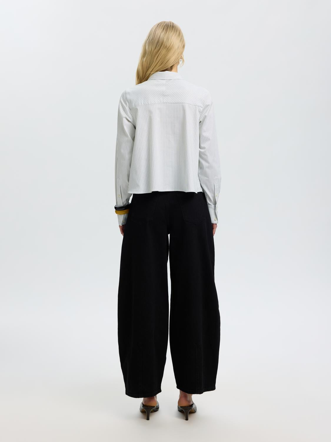 model_shot-back